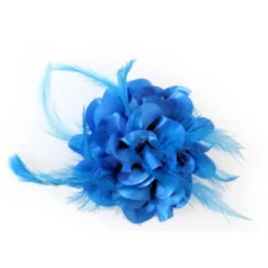 Bloem met veertjes op speld