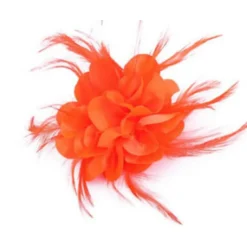 Bloem met veertjes op speld